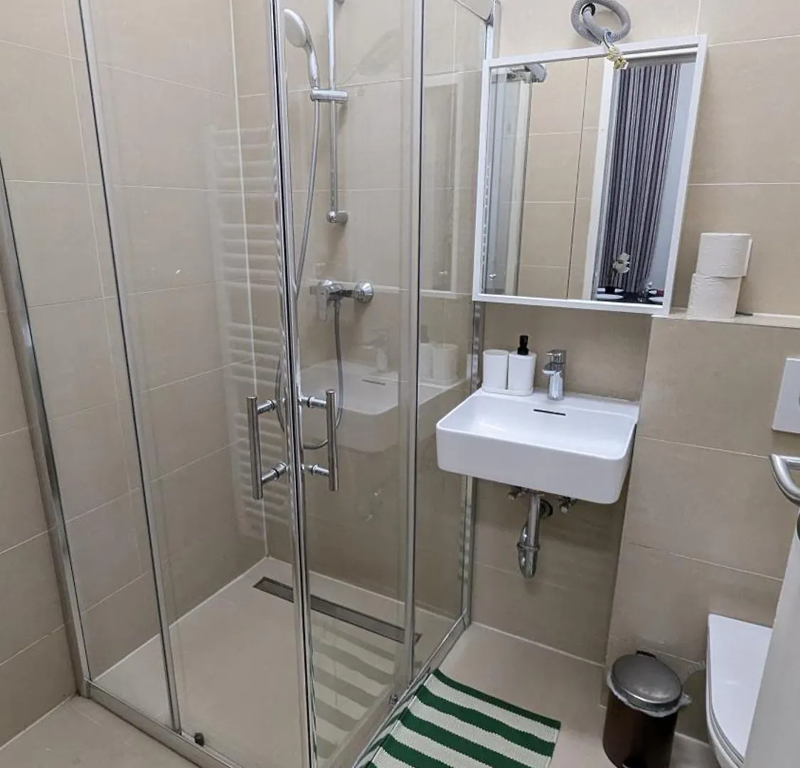 Spacious Apartment In A Lively Area Vienna